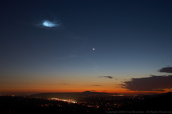 Photo of cloud produced by Delta IV rocket / NROL-22 launch and Moon